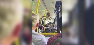 Водитель автобуса поет йодль для своих пассажиров