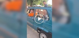 В Италии собрали самый узкий автомобиль в мире