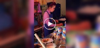 Как готовят сладкий чай с молоком в Таиланде