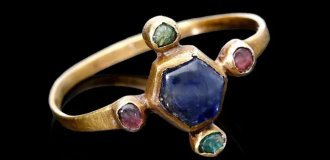 A man found a rare thing in a field medieval ring. Now it can be sold at auction for £18 thousand (2 photos)