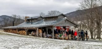 Мужчина показал, как земля "пожирает" его дом на протяжении 30 лет (2 фото)