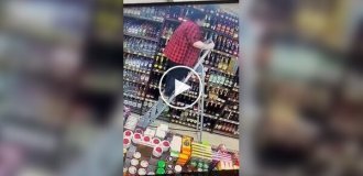 Сотрудник магазина нарушил технику безопасности, пытаясь выполнить задачу нестандартным способом