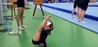 Wow! Girl shows what she learned in gymnastics lessons