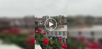 Лодка с помощниками Синтерклааса перевернулась во время парада