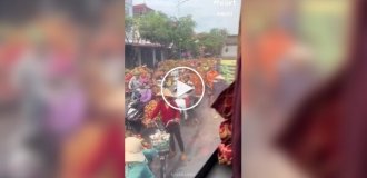 Vietnam's Fruit Highway: How thousands of motorcycles transport lychees