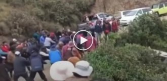 Жители Боливии вместе вытащили автомобиль из обрыва