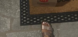 Курьерский лайфхак: фото с ногами у двери увеличило чаевые до $50 (4 фото)