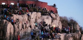 A new profession in China: a handsome rock climber (6 photos)