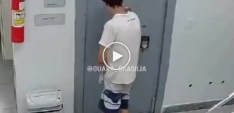 Неуклюжий вор застрял в банке