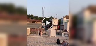 В Одессе женщина поколотила своего мужчину на пляже