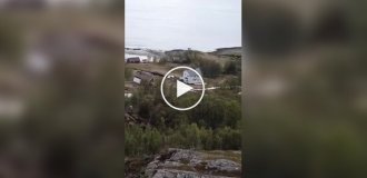 Очевидцы сняли, как оползень уносит в море несколько домов