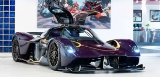 Купе Aston Martin Valkyrie с собственным именем и золотой отделкой выставили на продажу (22 фото)