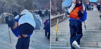 A man earns 42 thousand dollars, lifting tired women up a mountain on his shoulders (3 photos + 1 video)