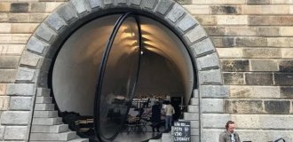 Элегантная и гигантская: дверь кофейни в Праге поражает размерами (1 фото + 2 видео)