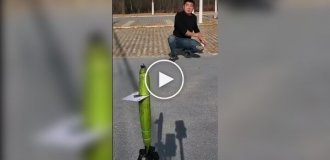 Игральная карта «режет» продукты как лезвие