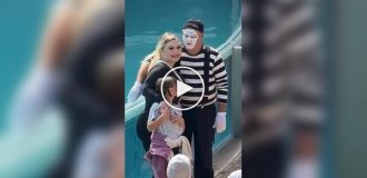 Мим-тролль из океанариума: как мужчина развлекает туристов