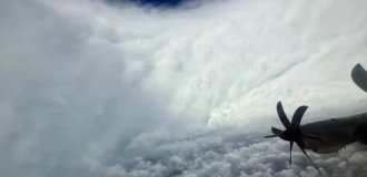 Літак американської метеорозвідки залетів до центру урагану (3 фото + 1 відео)
