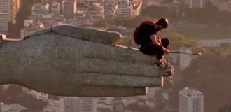 Экстремал прыгнул со статуи Христа-Искупителя (2 фото + 1 видео)
