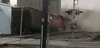 A teenager deliberately "caused" a train to crash in order to film a video for YouTube (3 photos + 1 video)