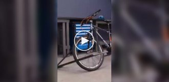 На відео зняли, як зробити катамаран з велосипеда своїми руками