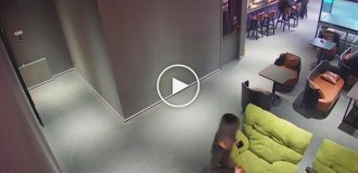 Курьез в кафе: кресло опрокинулось с посетительницей