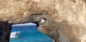 Волна снесла китайскую туристку