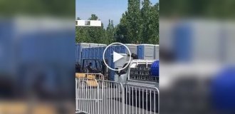 Жінка здійснила незаплановану подорож у туалетній кабінці.