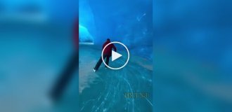 Катание внутри айсберга от норвежского энтузиаста