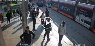 Співробітник служби безпеки в останній момент врятував неуважну жінку