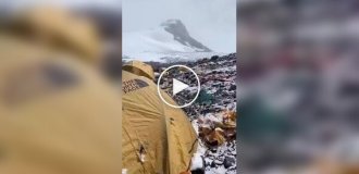 12 тонн фекалий скопилось на Эвересте: туристы продолжают гадить