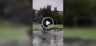 Девушка станцевала под проливным дождем