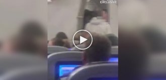 Пьяный пассажир напал на стюардесс, пытавшихся его усмирить