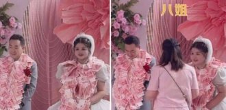 Сюрприз от восьми сестёр: молодоженов на свадьбе обвешали денежными купюрами (3 фото + 1 видео)