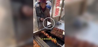 В Китае продавец шашлычной семь лет принимает у бабушки ритуальные деньги вместо настоящих