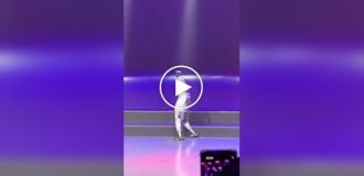 Робот попытался повторить лунную походку Майкла Джексона