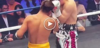 Японский боксер пропустил около 40 ударов, а затем одним хуком нокаутировал соперника