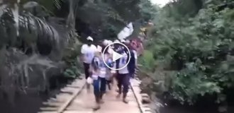 Деревянный мост рухнул во время торжественного открытия в Конго