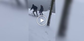 Ребенок чуть не пострадал во время катания с горки