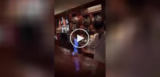 Необычная подача напитка в японском баре