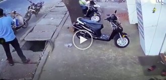 Мужчина провалился в яму, наступив на край плитки