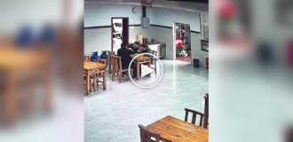 Полуголый незнакомец свалился с потолка в кафе