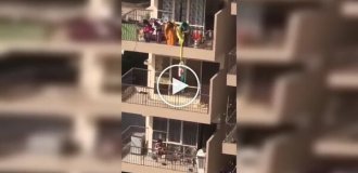 Мать опустила сына с 9-ого этажа, чтобы достать упавшую сари