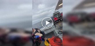Необычный «бой» между рыболовными судами попал на видео