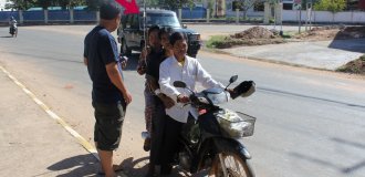 How people in Cambodia go crazy about IVs on a motorcycle (7 photos)