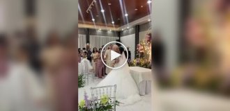 Во время свадебного поцелуя лицо невесты сказало больше, чем слова