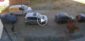 Сотрудник службы доставки пытался забросить посылку на балкон