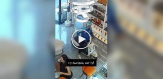 Курьер заехал на скутере в люксовый бутик