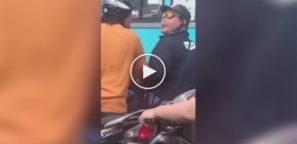 Ссора на скутерах превратилась в конкурс плевков прямо посреди улицы