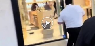 American security guards film lawbreakers on their cell phones during thefts