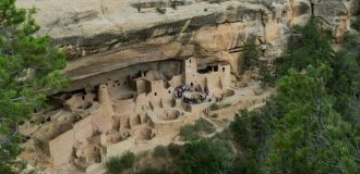 Скальный дворец: 150 комнат под одной нависающей скалой (3 фото)